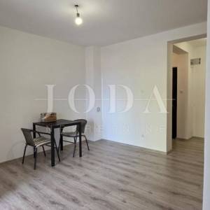 Renoviran trosoban stan s dvorištem i pogledom na more – Crikvenica, 52 m²