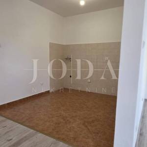 Renoviran trosoban stan s dvorištem i pogledom na more – Crikvenica, 52 m²