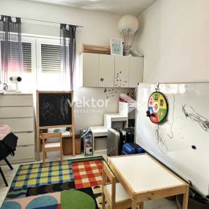 Rešetari-moderan stan s terasom, okućnicom i pogledom na more 