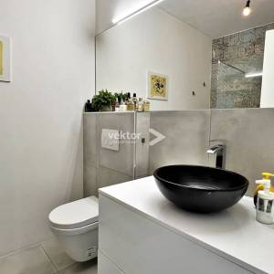 Rešetari-moderan stan s terasom, okućnicom i pogledom na more 