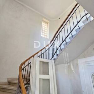 RIJEKA, BELVEDER - Prostrani gospodski stan u povijesnoj vili s pogledom, 266m2