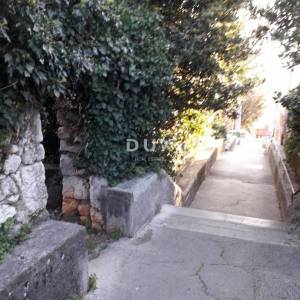 RIJEKA, TRSAT - Građevinsko zemljište 1000m2 s pogledom na more za stambenu zgradu-stanove/obiteljsku kuću