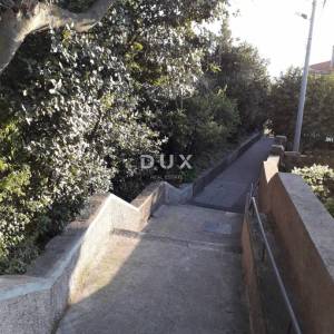 RIJEKA, TRSAT - Građevinsko zemljište 1000m2 s pogledom na more za stambenu zgradu-stanove/obiteljsku kuću