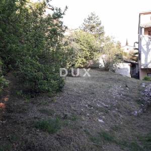 RIJEKA, TRSAT - Građevinsko zemljište 1000m2 s pogledom na more za stambenu zgradu-stanove/obiteljsku kuću