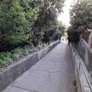 RIJEKA, TRSAT - Građevinsko zemljište 1000m2 s pogledom na more za stambenu zgradu-stanove/obiteljsku kuću