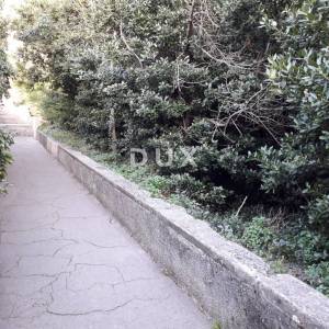 RIJEKA, TRSAT - Građevinsko zemljište 1000m2 s pogledom na more za stambenu zgradu-stanove/obiteljsku kuću