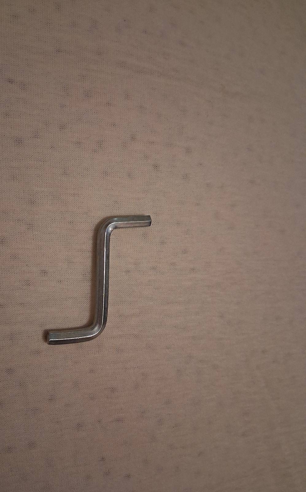 S imbus ključ- srebrni