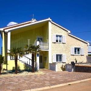 Samostojeća kuća sa četiri apartmana i bazenom