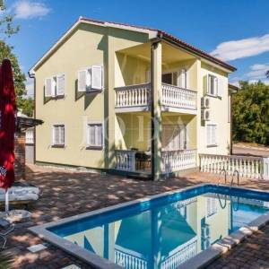 Samostojeća kuća sa četiri apartmana i bazenom