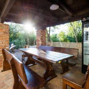 Samostojeća kuća sa četiri apartmana i bazenom