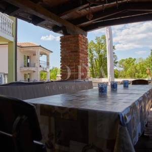 Samostojeća kuća sa četiri apartmana i bazenom