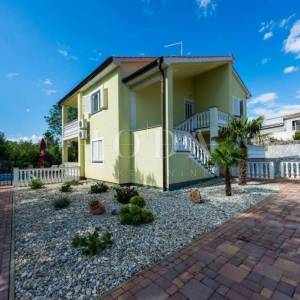 Samostojeća kuća sa četiri apartmana i bazenom