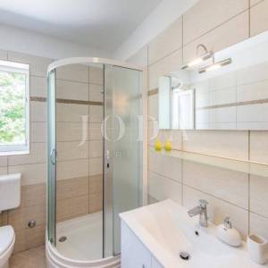 Samostojeća kuća sa četiri apartmana i bazenom