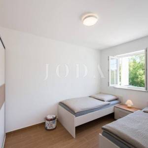 Samostojeća kuća sa četiri apartmana i bazenom