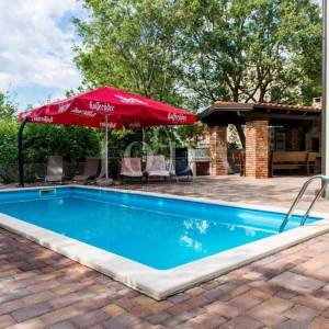 Samostojeća kuća sa četiri apartmana i bazenom