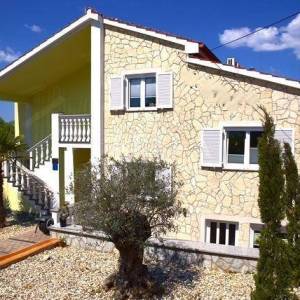 Samostojeća kuća sa četiri apartmana i bazenom