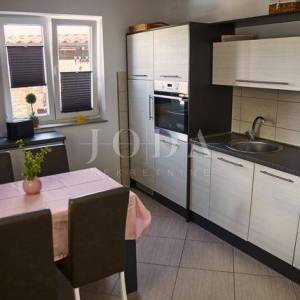 Samostojeća kuća sa četiri apartmana i bazenom