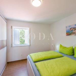 Samostojeća kuća sa četiri apartmana i bazenom