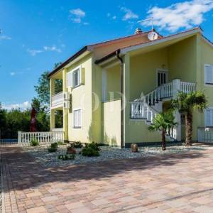 Samostojeća kuća sa četiri apartmana i bazenom