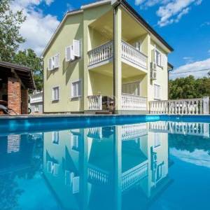 Samostojeća kuća sa četiri apartmana i bazenom