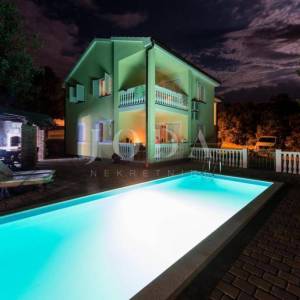 Samostojeća kuća sa četiri apartmana i bazenom