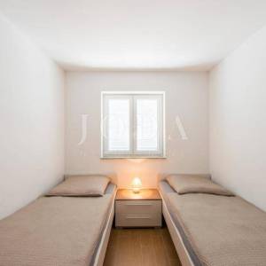 Samostojeća kuća sa četiri apartmana i bazenom