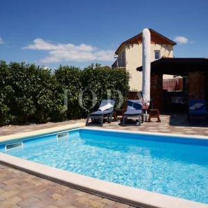 Samostojeća kuća sa četiri apartmana i bazenom