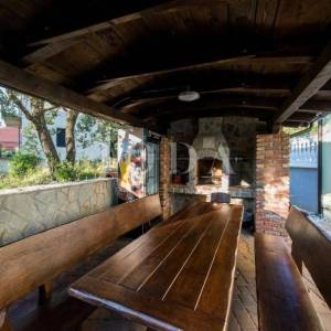 Samostojeća kuća sa četiri apartmana i bazenom