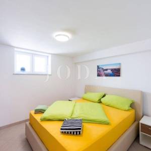 Samostojeća kuća sa četiri apartmana i bazenom