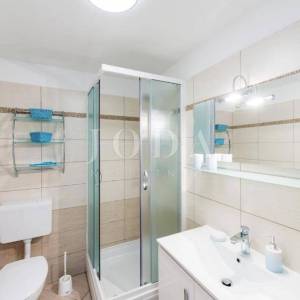 Samostojeća kuća sa četiri apartmana i bazenom