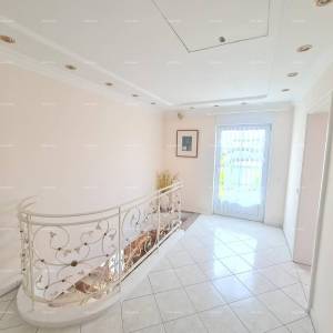 Samostojeća obiteljska kuća u blizini mora! Pješčana uvala.