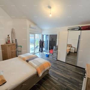 Samostojeća prizemnica s bazenom! Sa velikom okućnicom od 2000 M2.