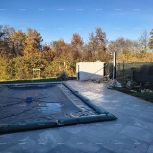 Samostojeća prizemnica s bazenom! Sa velikom okućnicom od 2000 M2.