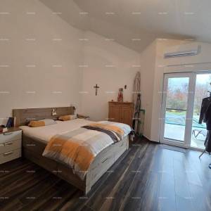 Samostojeća prizemnica s bazenom! Sa velikom okućnicom od 2000 M2.