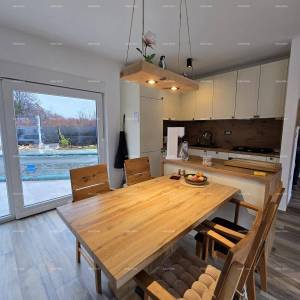 Samostojeća prizemnica s bazenom! Sa velikom okućnicom od 2000 M2.