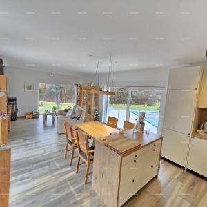 Samostojeća prizemnica s bazenom! Sa velikom okućnicom od 2000 M2.