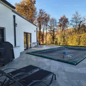 Samostojeća prizemnica s bazenom! Sa velikom okućnicom od 2000 M2.