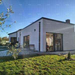 Samostojeća prizemnica s bazenom! Sa velikom okućnicom od 2000 M2.