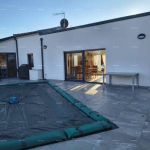 Samostojeća prizemnica s bazenom! Sa velikom okućnicom od 2000 M2.