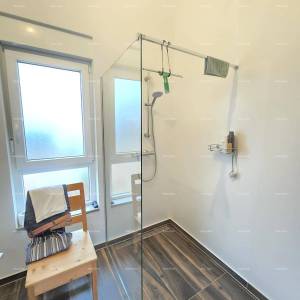 Samostojeća prizemnica s bazenom! Sa velikom okućnicom od 2000 M2.