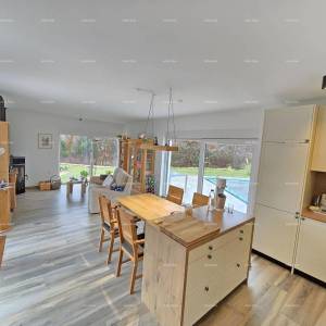 Samostojeća prizemnica s bazenom! Sa velikom okućnicom od 2000 M2.