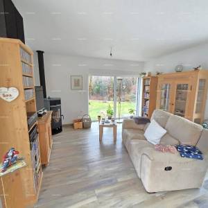 Samostojeća prizemnica s bazenom! Sa velikom okućnicom od 2000 M2.