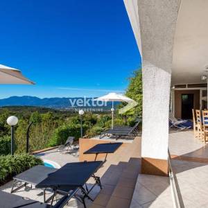 Saršoni, samostojeća kuća s bazenom, okućnicom i garažom