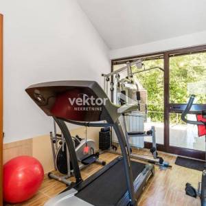 Saršoni, samostojeća kuća s bazenom, okućnicom i garažom