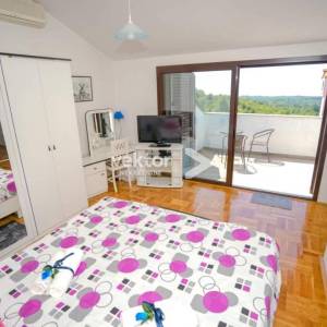 Saršoni, samostojeća kuća s bazenom, okućnicom i garažom