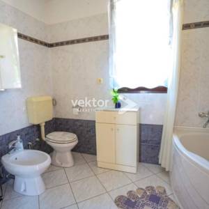 Saršoni, samostojeća kuća s bazenom, okućnicom i garažom