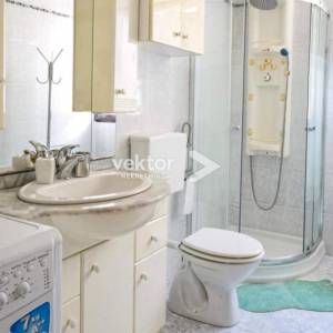 Saršoni, samostojeća kuća s bazenom, okućnicom i garažom