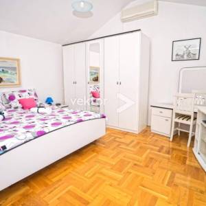 Saršoni, samostojeća kuća s bazenom, okućnicom i garažom