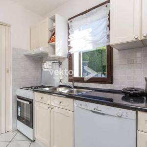 Saršoni, samostojeća kuća s bazenom, okućnicom i garažom