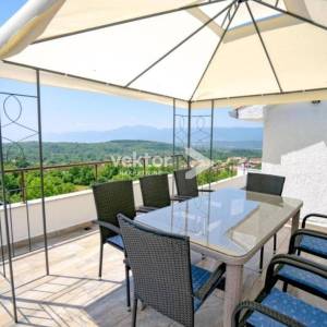 Saršoni, samostojeća kuća s bazenom, okućnicom i garažom